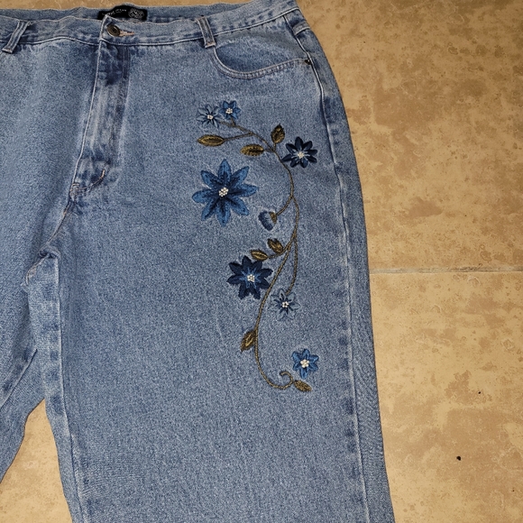 Venezia Women Embroidered  Jeans - Picture 3 of 5